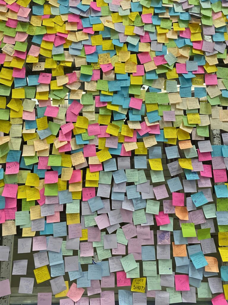 Muur vol post-its tijdens een sessie om een candidate persona voor recruitment te maken