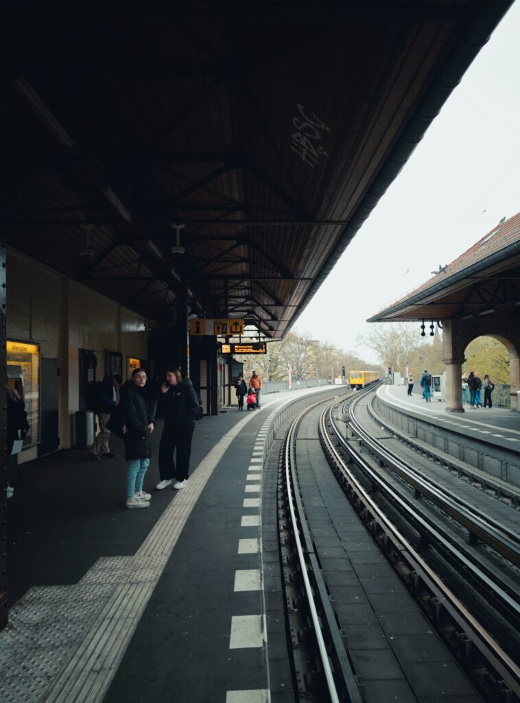 Mensen wachten op het perron op de trein, beeld bij lage arbeidsmobiliteit en werkenden die nog niet overstappen