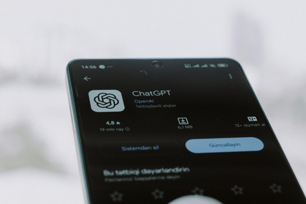 De ChatGPT-app geopend op een smartphone, waar kandidaten steeds vaker vragen hoe een werkgever is: employer branding en AI