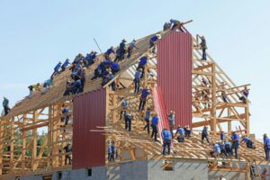 Collega's bouwen samen een houten constructie, de mensen die het verhaal van je werkgeversmerk dragen