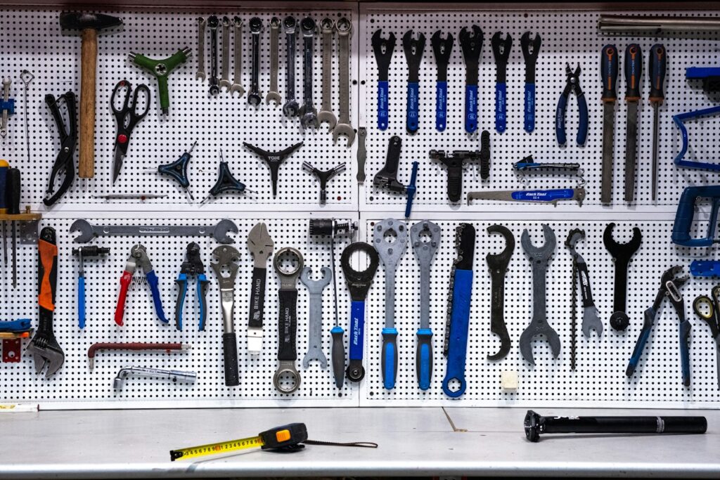 Gereedschap netjes opgehangen aan de wand van een technische werkplaats