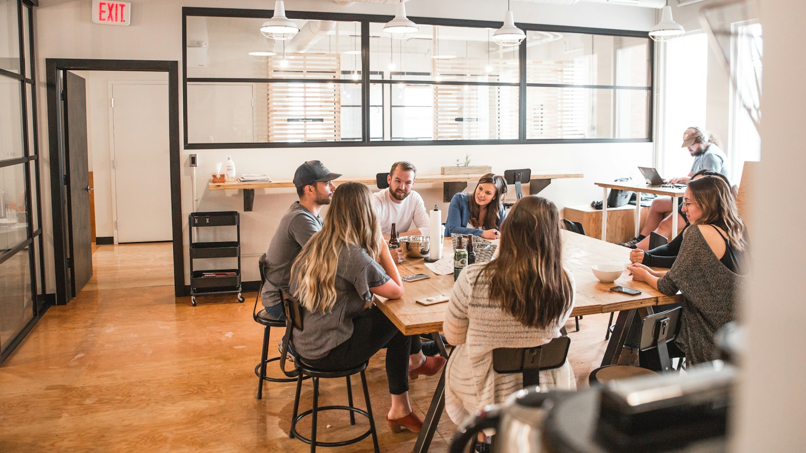 Collega's in gesprek aan tafel, de mensen die het verhaal van je werkgeversmerk dragen